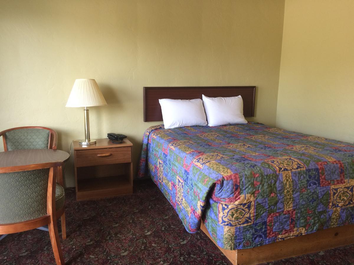 Quick Stop Motel Round Prairie Екстер'єр фото