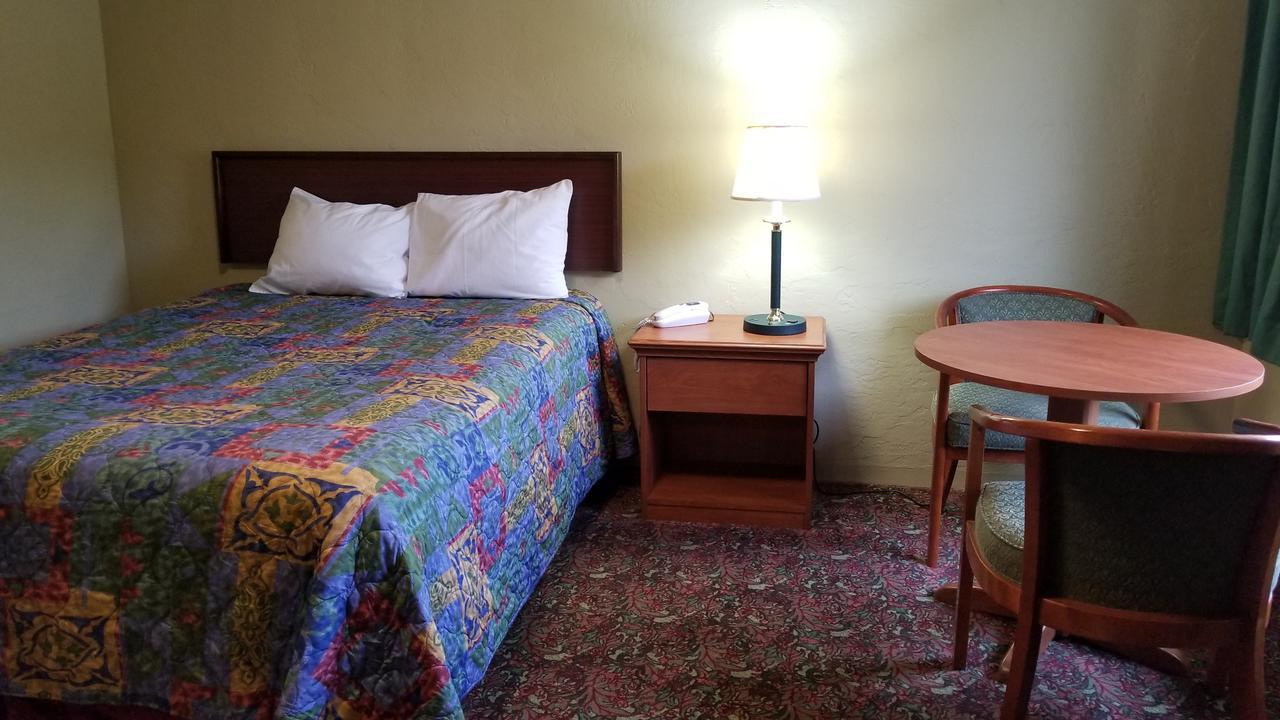 Quick Stop Motel Round Prairie Екстер'єр фото